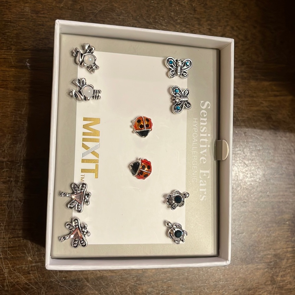 5 pack of earrings